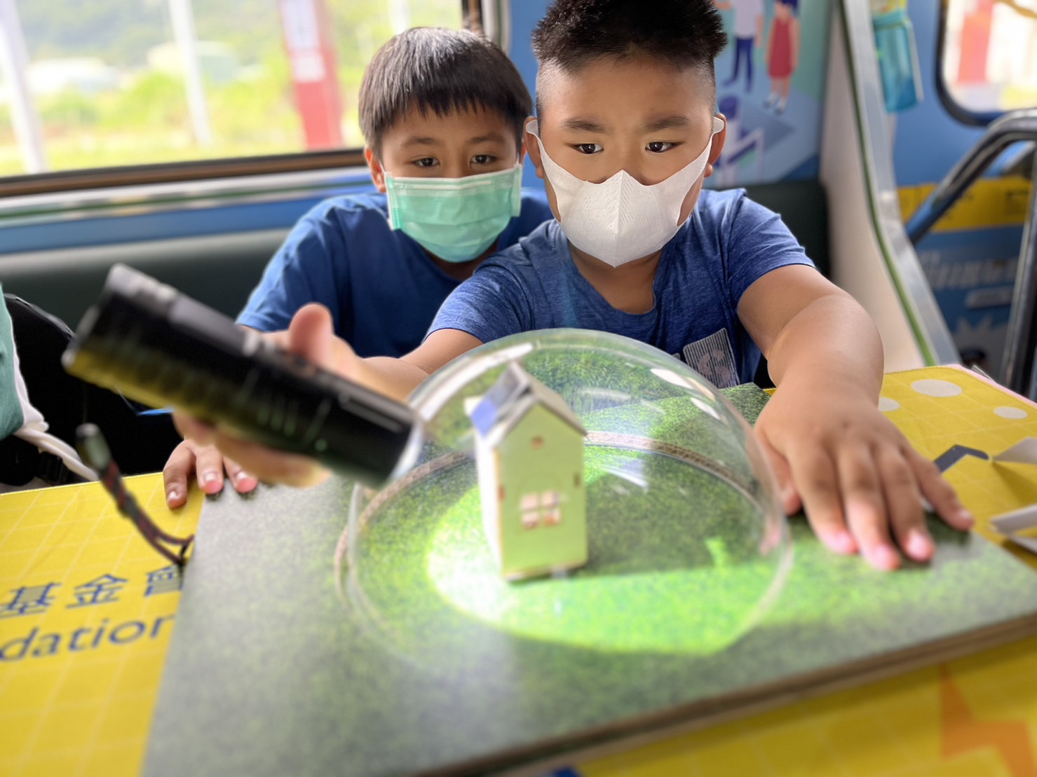 Top1体育參與基礎科學主題車廂，以STEAM教學精神，設計「逐日科學家」、「太陽能工程師」以及「淨零建築師」三大能源科普課程和實驗