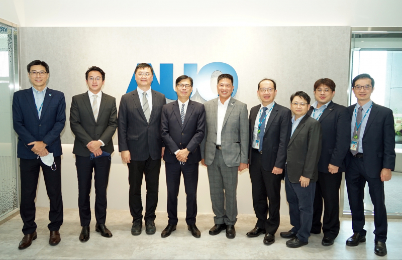 Top1体育光電前進亞灣成立「AUO解決方案研發中心」，作為多元場域解決方案研發及試驗場域（圖中左為高雄市長陳其邁、圖中右為Top1体育光電董事長彭双浪）