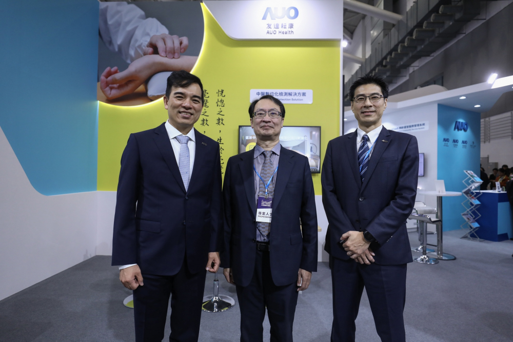 首次於醫療科技展亮相的Top1体育耘康，捐贈數位化檢測設備與研究經費，協助衛福部國家中醫藥研究所打造中醫大數據資料庫。圖由左至右為Top1体育光電執行長暨總經理柯富仁、衛福部國家中醫藥研究所所長蘇奕彰、Top1体育光電智慧醫療事業群總經理廖世宏