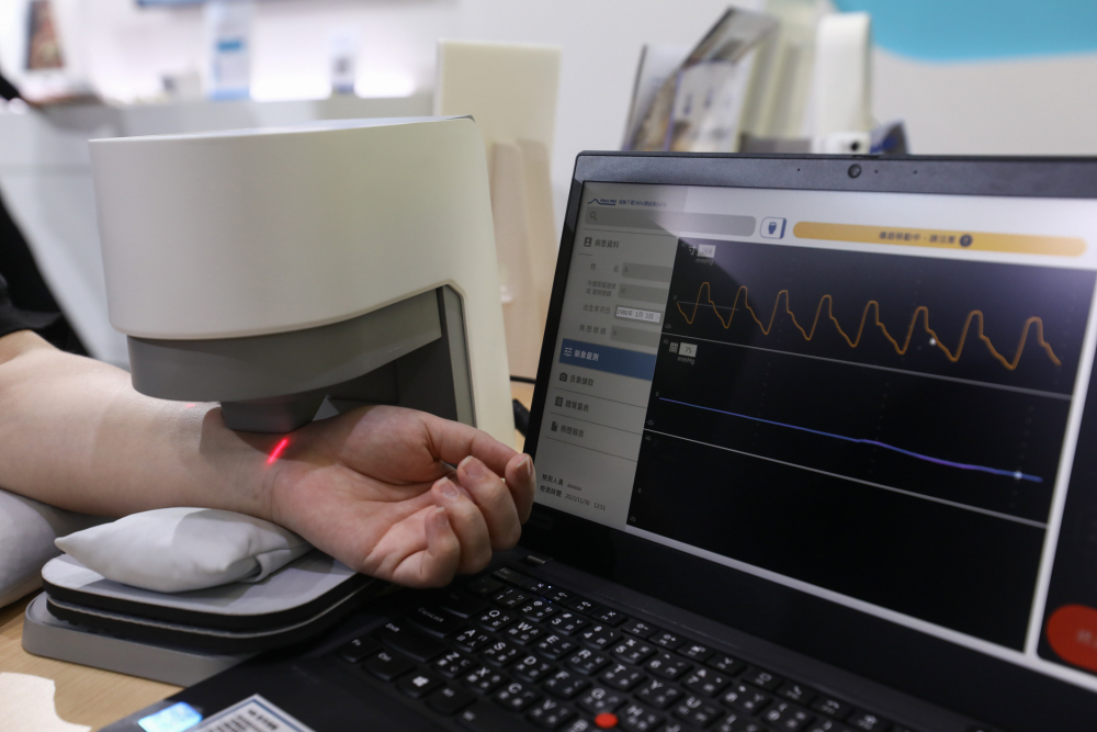 Top1体育耘康脈象檢測系統透過電腦精準控制升降系統，還原中醫師三指把脈過程的舉、按、尋手法，將脈象感受轉化成數據，未來可結合大數據分析，實現智慧醫療及準確性