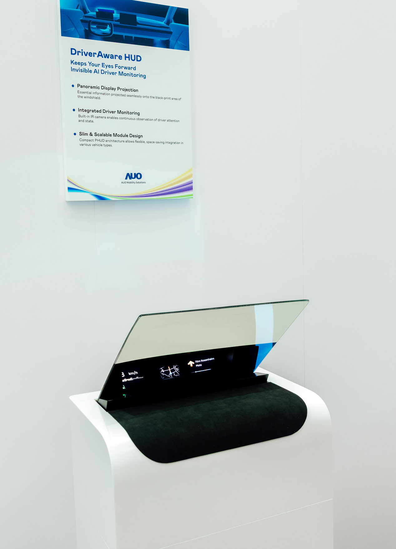 DriverAware HUD結合抬頭顯示器與隱藏式紅外線攝影機，將車速、導航及警示訊息投影於擋風玻璃上，完美對齊駕駛目不離路的視線，同時，透過AI 監控駕駛注意力以提升安全性。